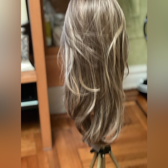 Raquel Welch Wigs - Scene Stealer in color shaded cappuccino - Picture 5 of 10